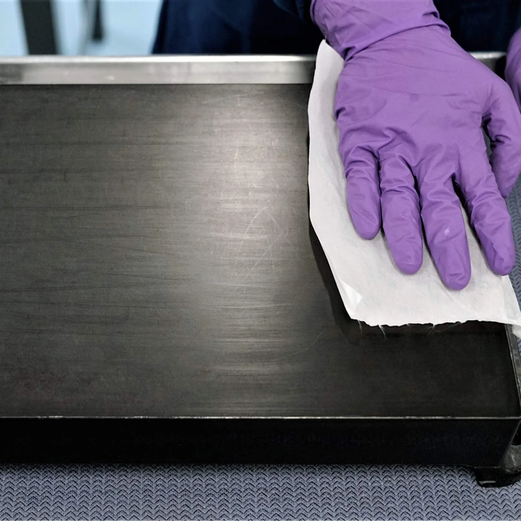  Wipe clean with acetone to remove dust and/or liquid resin Wipe clean with acetone to remove dust and/or liquid resin