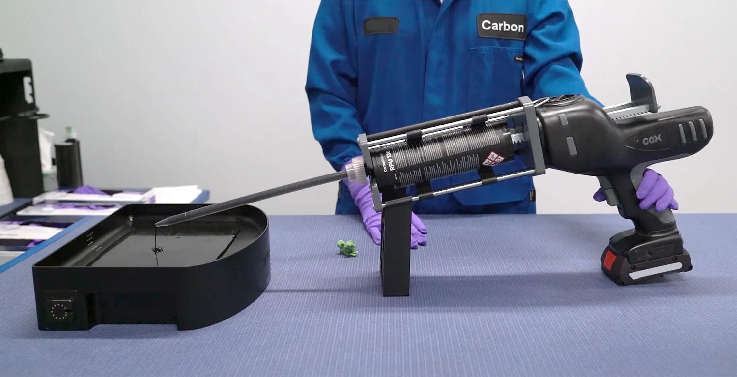 Dispenser pushing two components through the mixing tip and into a cassette Dispenser pushing two components through the mixing tip and into a cassette