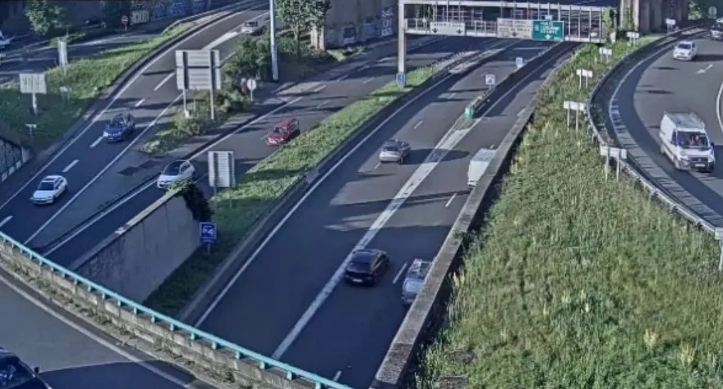 Multi-level intersection