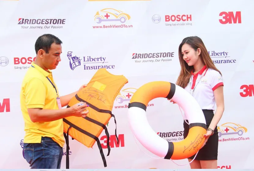 Quang Linh ký tên gởi áo phao ra cho ngư dân đảo Lý Sơn Quang Linh ký tên gởi áo phao ra cho ngư dân đảo Lý Sơn