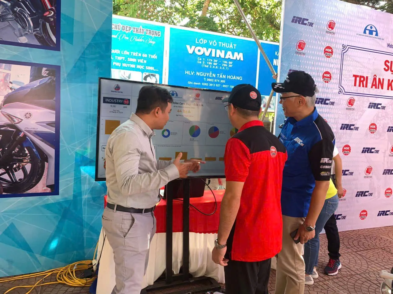 Chia sẻ với các Tổng Giám Đốc Người Nhật (lốp IRC, bugi NGK/Nittera) về dữ liệu trên bảng điện tử (Realtime BI Dashbaord) từ 2013 tại sự kiện chăm sóc trên 600 xe máy Motorbike Care Day tại Đà Nẵng